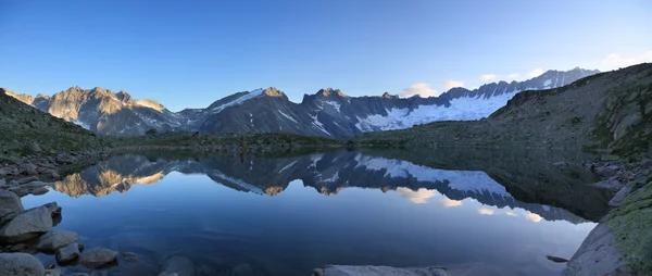 山区湖 — 图库照片