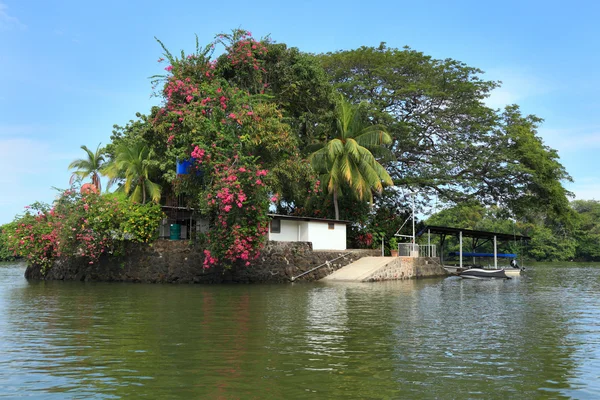 Huset på ön — Stockfoto