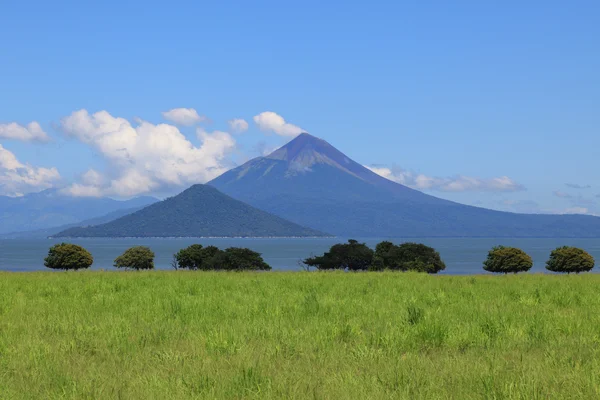 Вулкан Момотомбо — стоковое фото