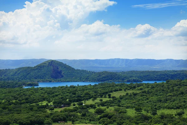 Jezero v horském údolí — Stock fotografie