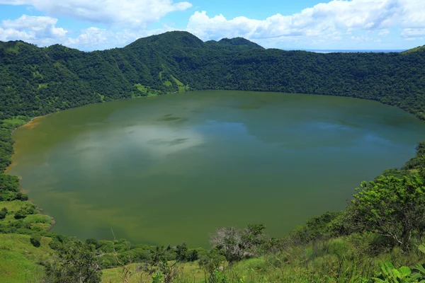 Jezero v sopečném kráteru — Stock fotografie