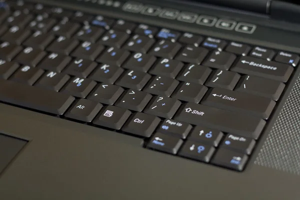 Крупный план современной клавиатуры ноутбука . — стоковое фото