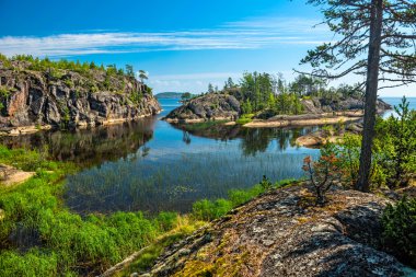 Ladoga Gölü'nün kayalık adalar