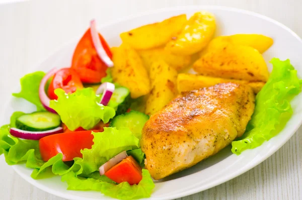 Filé de frango com salada de legumes frescos — Fotografia de Stock