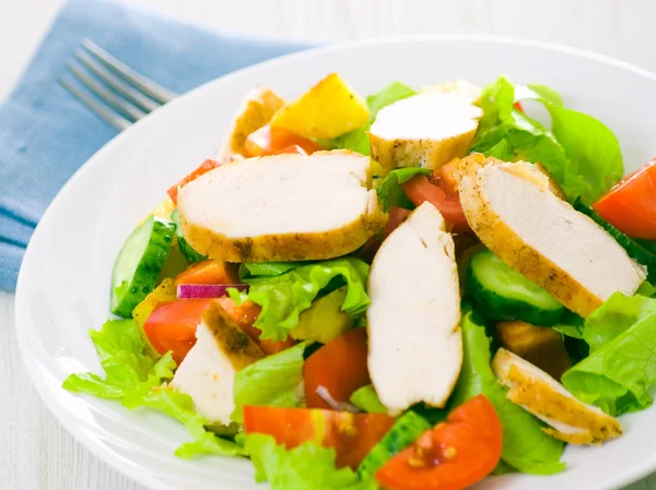 Salada com frango e legumes — Fotografia de Stock