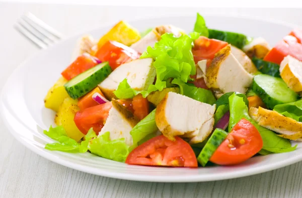 Salada com frango e legumes — Fotografia de Stock