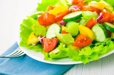 Tabakta taze sebze salatası