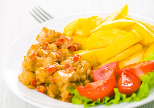 Kyckling med grönsaker i sås och potatis — Stockfoto