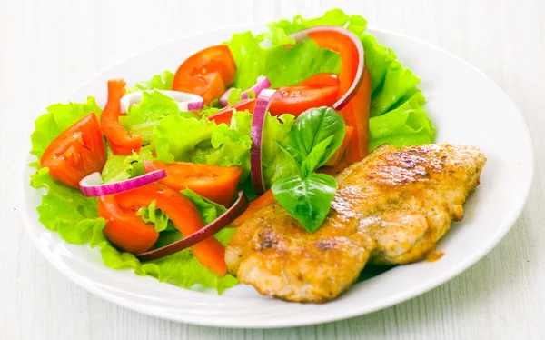 Viande avec salade de légumes — Photo