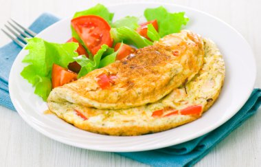 omlet sebze salatası ile