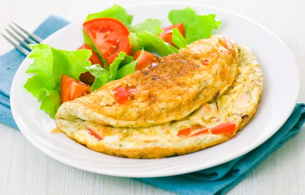 Omelet with vegetable salad — Stock Photo, Image