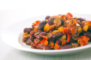 Barbunya sebze ve mantar ile