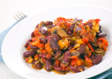 Barbunya sebze ve mantar ile