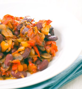 Barbunya sebze ve mantar ile