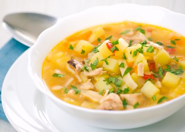 tavuk çorbası erişte ve sebze ile