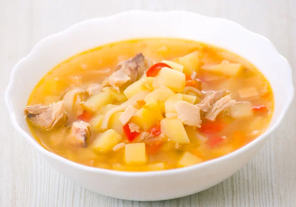 Sopa de pollo con fideos y verduras —  Fotos de Stock