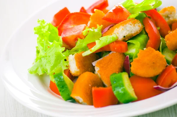 Fresh vegetable salad with nuggets — Stock Photo, Image