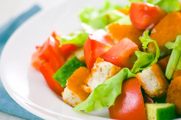 Fresh vegetable salad with nuggets — Stock Photo, Image
