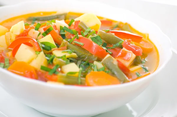 Verse plantaardige soep gemaakt van green bean, wortel, aardappel — Stockfoto