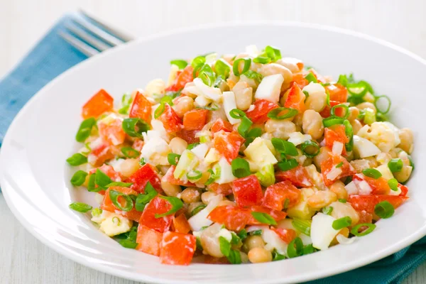 Färska grönsaker sallad med vita bönor — Stockfoto