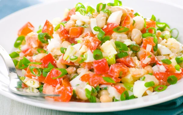 Fresh vegetable salad with white beans — Stock Photo, Image