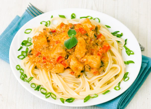 Kycklingbröst med grönsaker och svamp i en krämig sås med pasta — Stockfoto