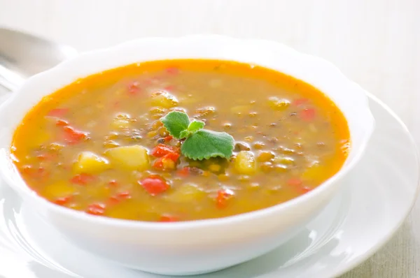 Свіжий сочевичний суп у мисці — стокове фото