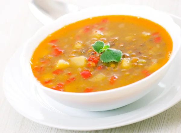 Свежий чечевичный суп в миске — стоковое фото