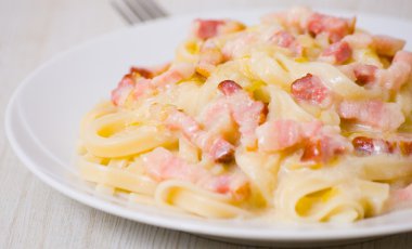 pasta pastırma ve krema sos ile
