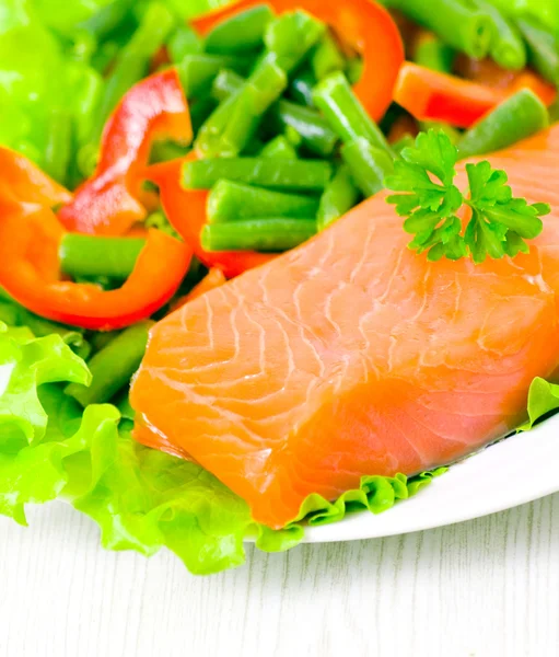 Filetto di salmone affumicato fresco con verdure — Foto Stock