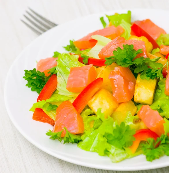 Salada de batata com salmão defumado — Fotografia de Stock