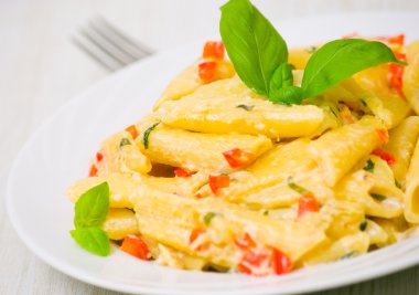 Penne makarna krema sosu, kırmızı biber ve fesleğen ile