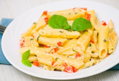 Penne makarna krema sosu, kırmızı biber ve fesleğen ile