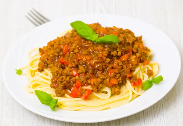 Bolognai spagetti fehér tányérra — Stock Fotó