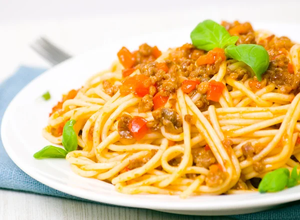 Espaguetis Boloñés sobre plato blanco —  Fotos de Stock