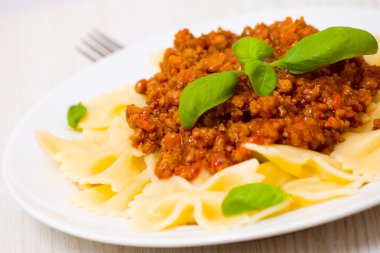 Bolonez soslu Farfalle makarna