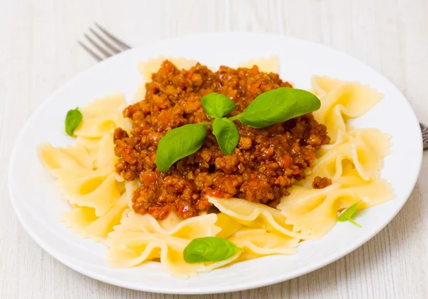 Farfalle tészta bolognai szósszal — Stock Fotó