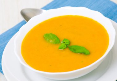 Beyaz kase kremalı sebze çorbası