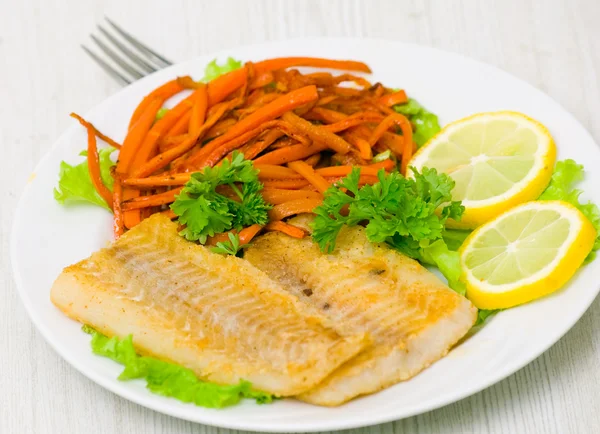 Fried fish fillet with vegetables — Stock Photo, Image