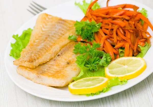 Filete de pescado frito con verduras — Foto de Stock