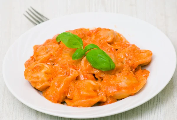 Ravioli em molho de creme de tomate — Fotografia de Stock