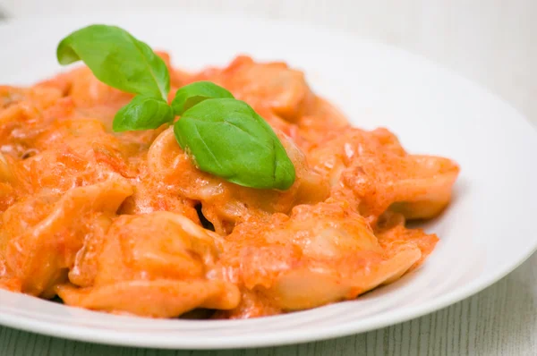 Ravioli in tomato-cream sauce — Stock Photo, Image