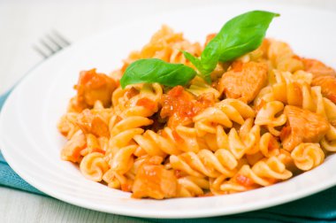 Düdük makarna domates soslu tavuk göğsü ile