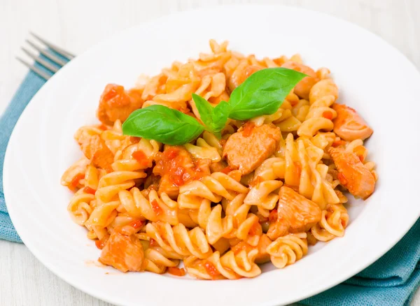 Pasta Fusilli con pechuga de pollo en salsa de tomate — Foto de Stock