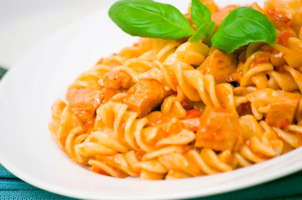 Fusilli pasta with chicken breast in tomato sauce — Stock Photo, Image