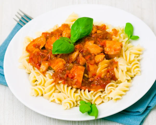 Fusilli pasta with chicken breast in tomato sauce — Stock Photo, Image