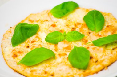 omlet tavuk ve fesleğen ile