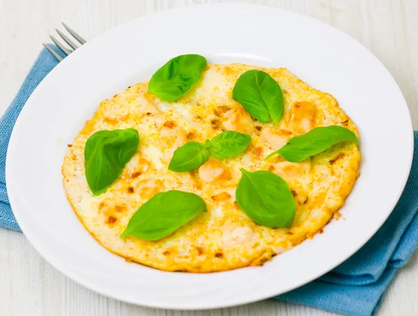 Omelet with chicken and basil — Stock Photo, Image