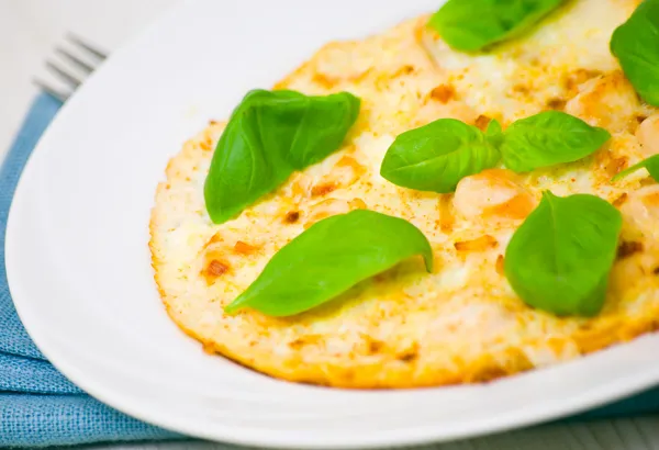 Omelet with chicken and basil — Stock Photo, Image