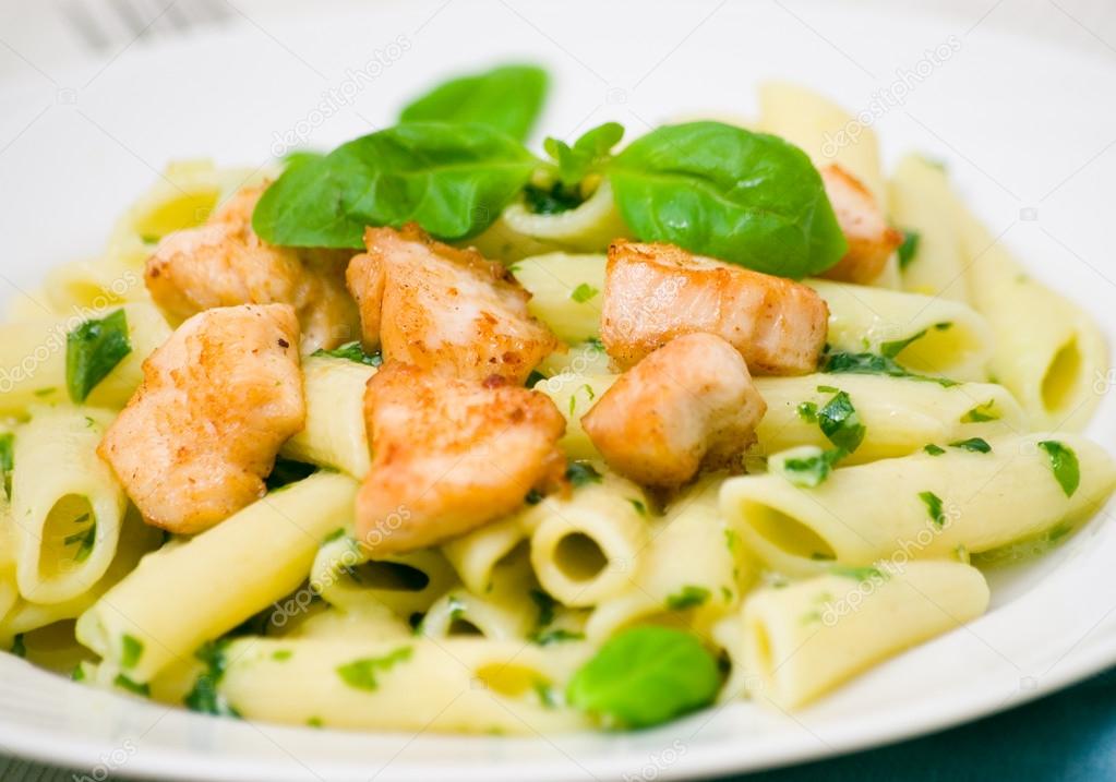 Penne pasta with chicken breast and pesto sauce — Stock Photo